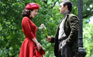 Amazon compartió el avance de la cuarta temporada de The Marvelous Mrs. Maisel Rachel Brosnahan y Milo Ventimiglia en el set de 'The Marvelous Mrs Maisel'.