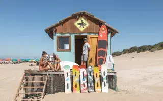 Playas argentinas: la guía definitiva de qué hacer y dónde comer en las ciudades de la costa Escuelita de Surf en Mar de las Pampas. Foto: Sofía López