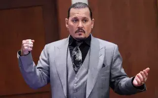 ¿Qué fue lo que pasó entre Johnny Depp y Amber Heard? Actor Johnny Depp demonstrates what he claims was an alleged attack by his ex-wife Amber Heard, as he testifies during the trial at the Fairfax County Circuit Court in Fairfax, Va. (Evelyn Hockstein/Pool via AP)
