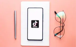 Innovación. 5 motivos por los que tu negocio tiene que estar en TikTok Tik Tok, no dejes de sumar esta red a la comunicación de tu emprendimiento.
