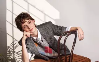 Moda invernal. Abrigos, chalecos y pantalones en clave british Blazer, Des Reves, $7900. Camisa, Dolores Reynal, $5190. Suéter, Perramus, $10.130. Pantalón cargo, Prüne, $8590.