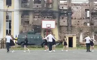 Estudiantes ucranianos celebran el baile de graduación en las ruinas de su escuela que destruida por los ataques rusos Estudiantes ucranianos bailan frente a las ruinas de su escuela. Captura de pantalla