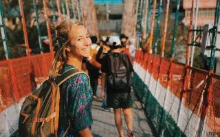 Volver a casa. Cómo fue mi regreso desde India hasta la Argentina Cruzando el puente que une los mundos de Rishikesh, cuidando que los monos no le saquen la comida de la mochila.