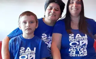 Tobías junto a sus mamás Marita y Romina