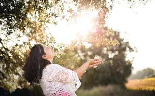 Cada mes tenemos la oportunidad de vivenciar nuestra vida pasada: como niña, como mujer, el linaje, todo eso escondido dentro de nuestro ciclo hormonal.