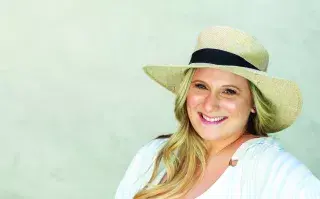 Karen Barg: “Por estar pendiente de mi cuerpo, todos disfrutaban de mí, menos yo” Maxicamisa, Mamy Blue, $12.990. Bikini, Bali, $5750.
