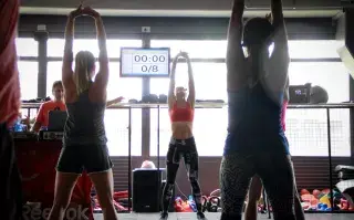 Conocé el entrenamiento que es tendencia El HIIT es la última novedad en entrenamientos inteligentes. Y es por eso que Reebok invitó a influencers y clientas a hacer una clase usando las nuevas Speed TR, unas zapas pensadas para entrenamientos especialmente intensos