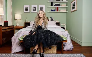 Sarah Jessica Parker en el icónico departamento de la serie Sex And The City.
