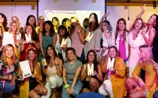 Las 30 ternadas posaron para las cámaras.