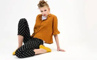 Moda: lunares, la estampa que siempre vuelve Remera de algodón, Markova, $1160. Camisa, Inédita, $1200. Pantacourt, Markova, $2960. Mocasines, Aldo para Grimoldi, $3200.