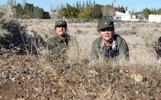 Alicia Reynoso (der.), junto a Ana Masitto, en 2019 filmando el documental “Nosotras también estuvimos”, en Comodoro Rivadavia.