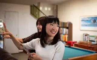 Marie Kondo aplica su método para ordenar papeles: es simple y funciona.