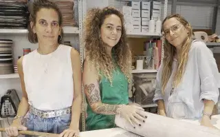 Emprendimiento sustentable. Reciclan bolsas descartadas del fracking para crear accesorios de moda y facturan millones Carla, Ornella y Mora Basilotta fundaron Fracking Design.