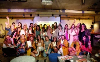 Todas las nominadas y las ganadoras de la noche muestran sus premios.