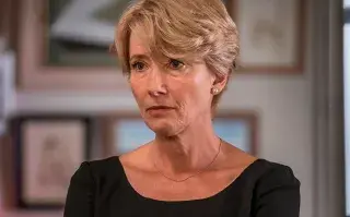 “No puedo pararme frente a un espejo”. La demoledora reflexión de Emma Thompson sobre el desafío de mirarse a sí misma Emma Thompson en la película Luck