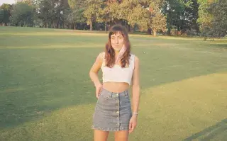 “No me olvidó más la sonrisa de ese día”. Su mamá murió de cáncer e, inspirada en su lucha, creó una marca de indumentaria. Foto: Malena Ducrey