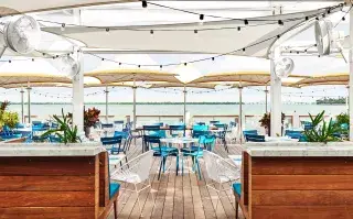 Al lado del mar, el bar y lounge del Hotel Lido