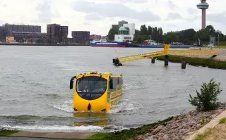 Cinco originales sistemas de transporte, de Italia a Chile El Splash Bus sale del asfalto e ingresa en el agua