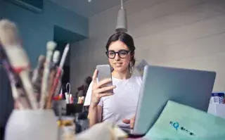Bumble: después de Happn y Tinder, conocé la app de citas en la que las mujeres toman la iniciativa En Bumble la conexión con él depende de vos. Endulzalo o sacalo zumbando.