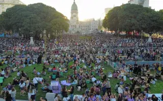 La marcha por el 8M continúa frente al Congreso de la Nación