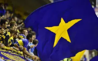 ARCHIVO - Hinchas de Boca Juniors alentando en un partido de 2019 (AP Foto/Gustavo Garello)