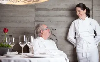 Juan Mari Arzak y Elena, su hija, en el salón del restaurante