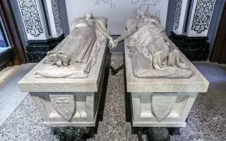 Los enamorados peregrinan cada febrero al mausoleo de la pareja, a 300 km de Madrid