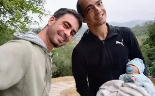 Gastón y Nico, con su bebé recién nacido por gestación solidaria