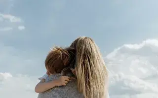 Virginia Satir, una psicoterapeuta que destacaba la importancia de los abrazos para vivir con salud física y mental