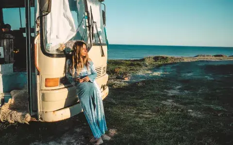Después de que los estafaran, armaron su bondi-casa y hoy viven frente al mar