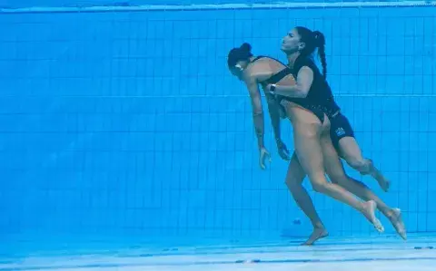 Por qué prohibieron que compita la nadadora que se desmayó en el Mundial de natación