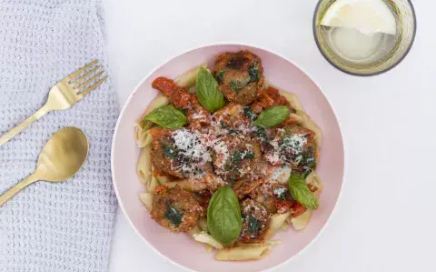 Pasta con albóndigas de berenjena