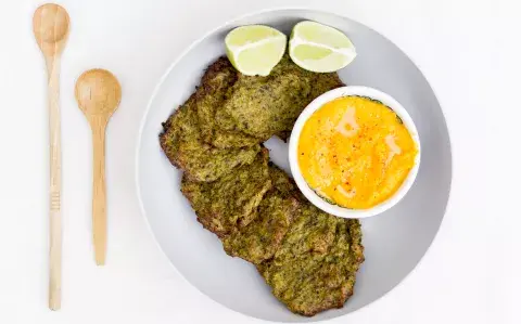 Buñuelos de brócoli al horno con dip de zanahoria