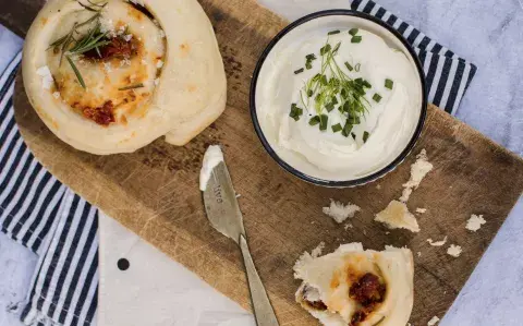 Espirales de tomates secos, romero y provolone