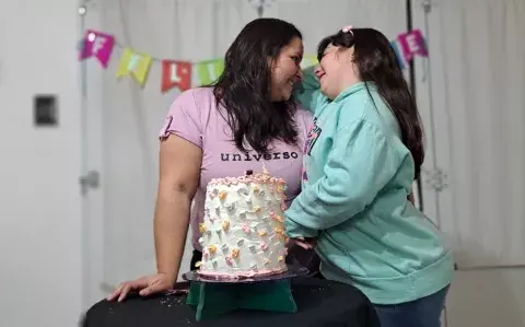 A los 35 años adoptó a Juani A los 35 años adoptó a Juani