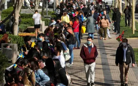 Largas colas para comprar en el gigante sueco