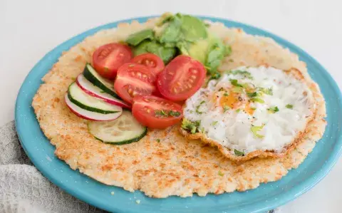 Mbejú tipo “toast”, con huevo, palta y tomate