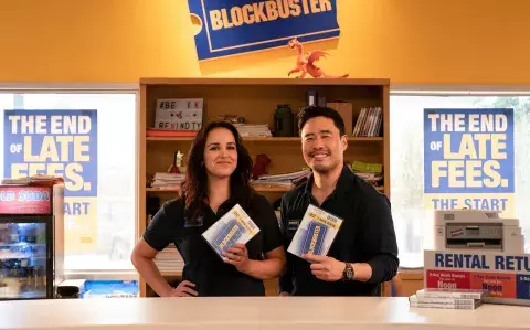 Netflix estrena una serie que sucede en el local alquiler de VHS