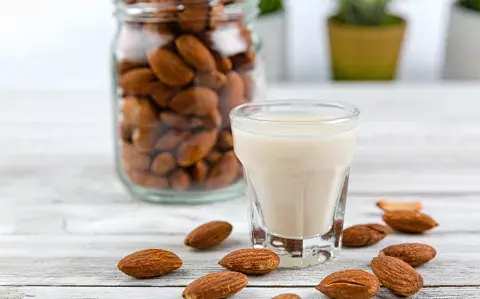 Cómo preparar la leche de coco y de almendras