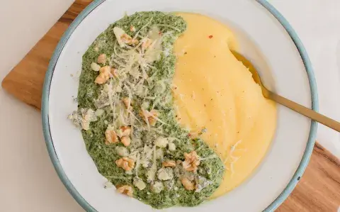 Polenta con crema de espinacas, queso azul y nueces