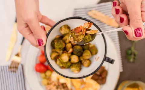 Repollitos de bruselas gratinados con almendras