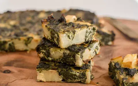 Tortilla al horno de hojas de acelga, remolacha y papas 