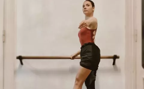 Es bailarina, venció el cáncer y volvió a bailar gracias a una pierna robótica
