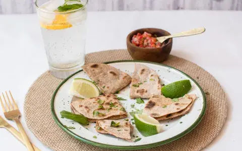 Piadina integral con mix de quesos y salsa tipo pico de gallo