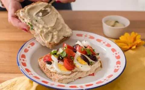 Sándwich de pasta de berenjenas, huevo y olivas