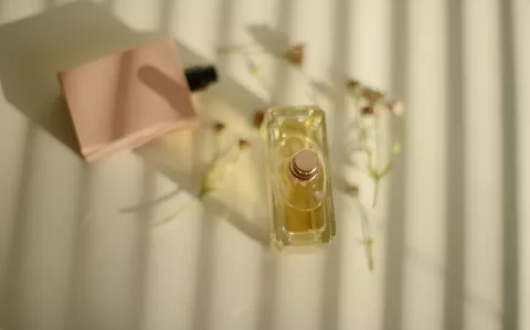 10 perfumes ideales para regalarle en su día
