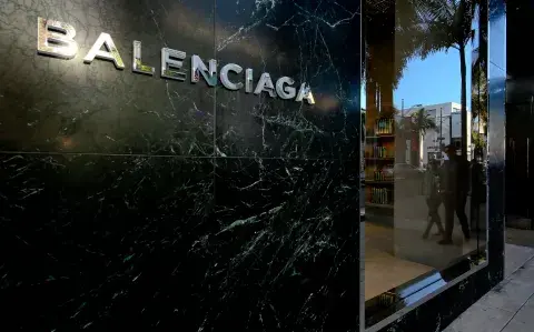 Balenciaga lanzó un programa de reventa