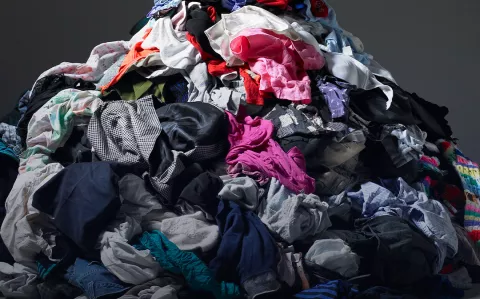Este es el impacto ambiental de la ropa que descartamos: por qué deberíamos tenerlo en cuenta