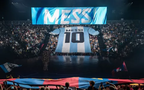 sobre Messi10 by Cirque du Soleil