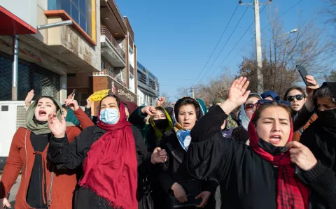 Los talibanes prohibieron que las mujeres puedan seguir estudiando 